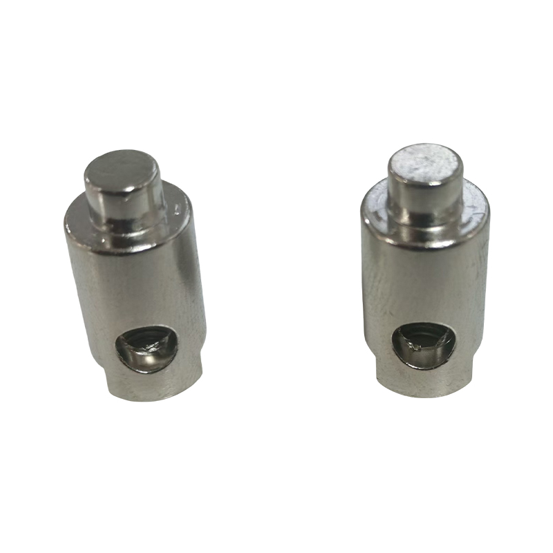 How can the structural design of grounding posts achieve highly reliable connections and quick installation within a compact space?