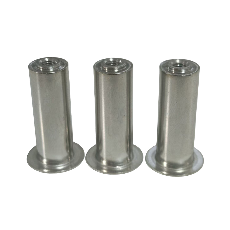 How does a leakage current protector identify minute leakage currents and accurately trip them?